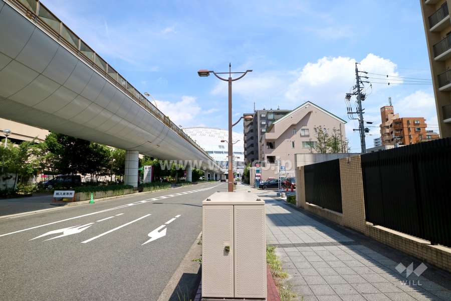 敷地北側の前面道路（西側から）