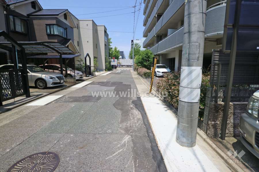 敷地の南側前面道路（東側から）