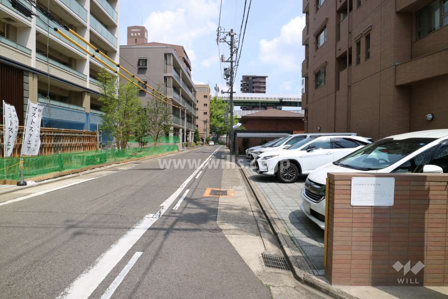 敷地の北側前面道路（西側から）