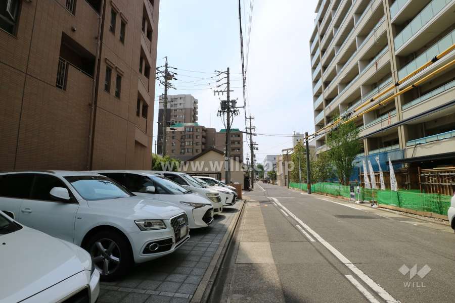 敷地の北側前面道路（東側から）