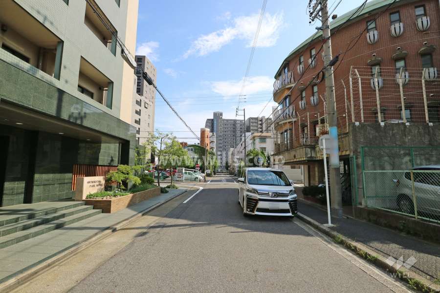 敷地東側の前面道路（北側から）