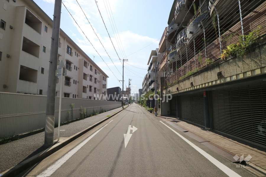 敷地南側の前面道路（東側から）