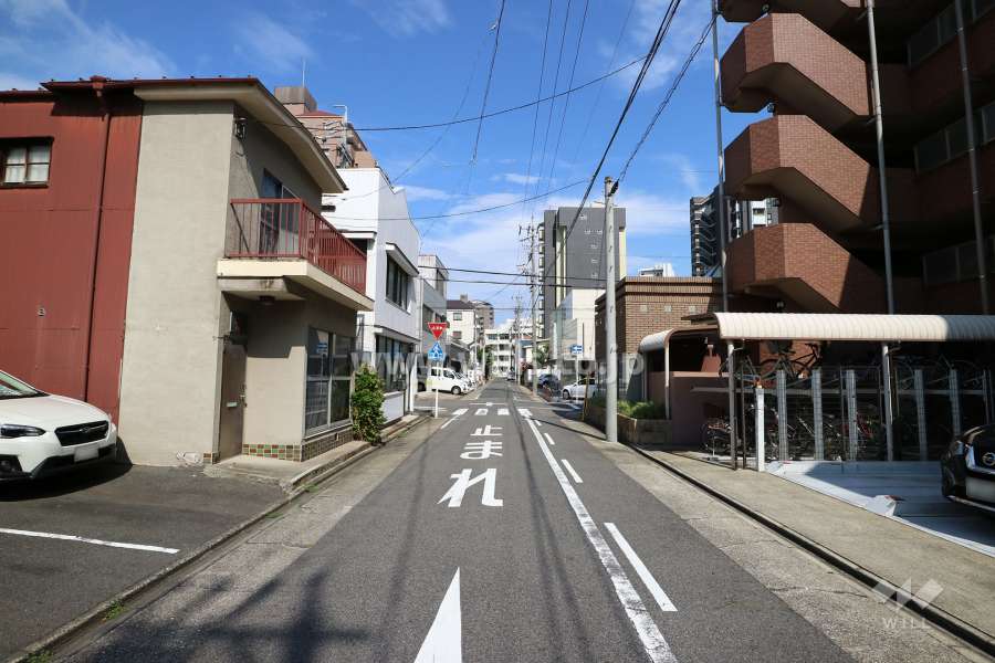 敷地北側の前面道路（西側から）