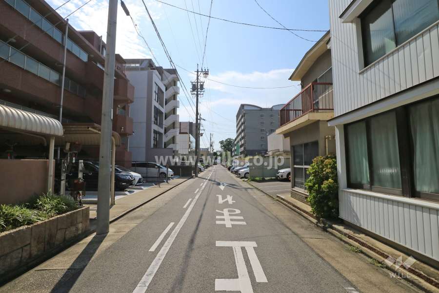 敷地北側の前面道路（東側から）