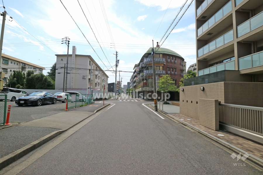 敷地南側の前面道路（東側から）