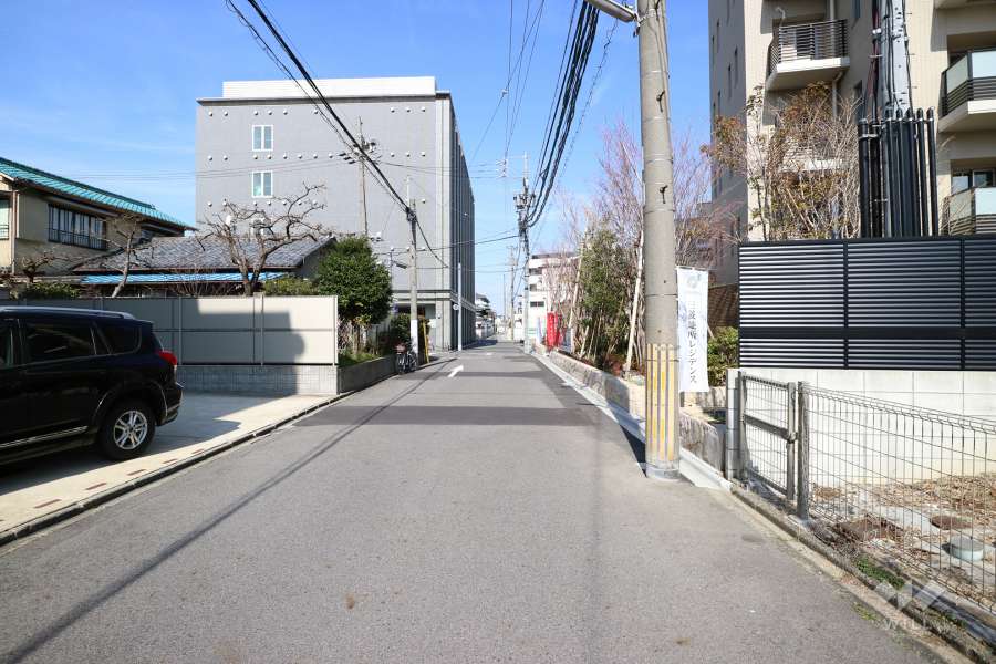 敷地西側の前面道路