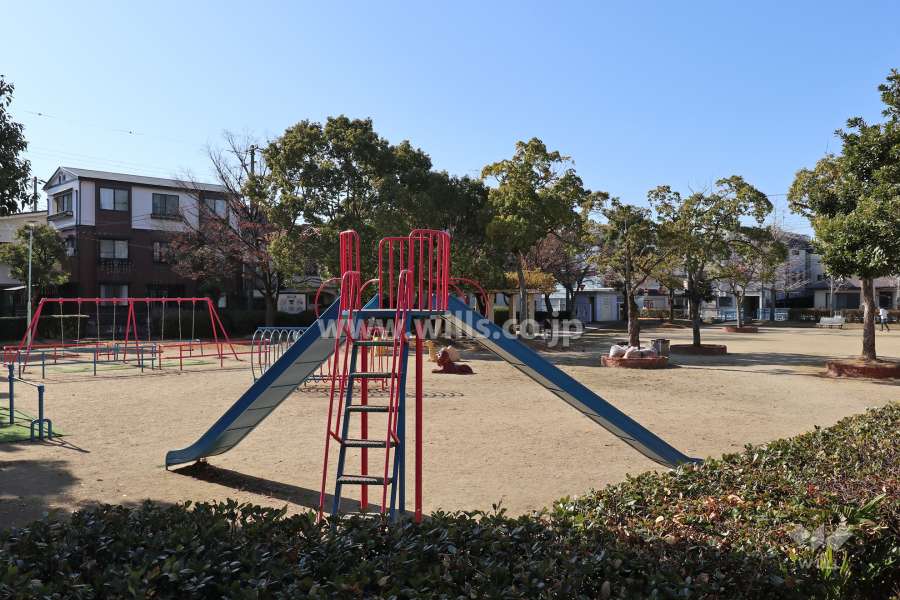 敷地南側の森前公園