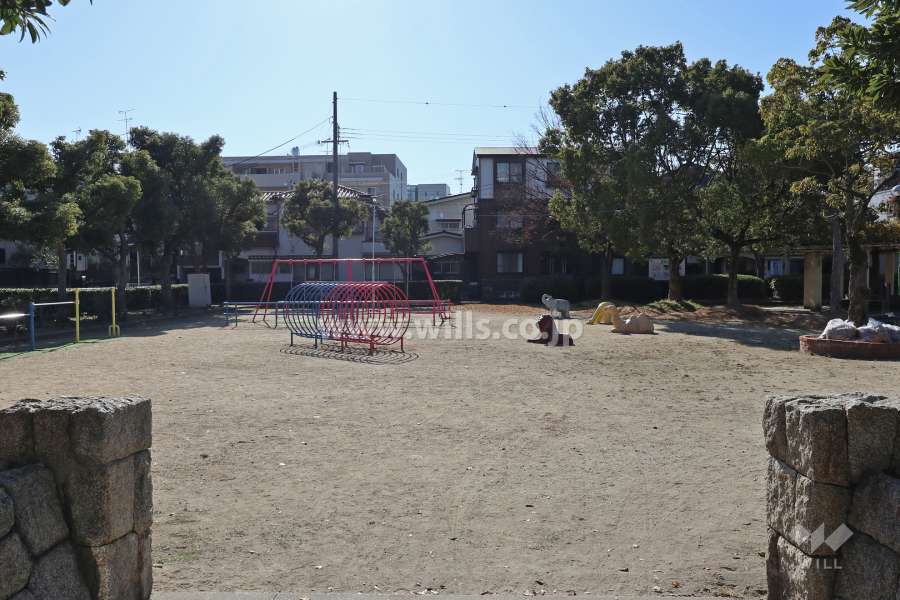 敷地南側の森前公園