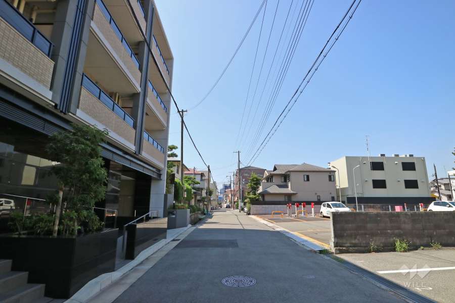 敷地西側の前面道路（北側から）