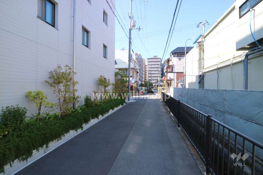 敷地東側の前面道路