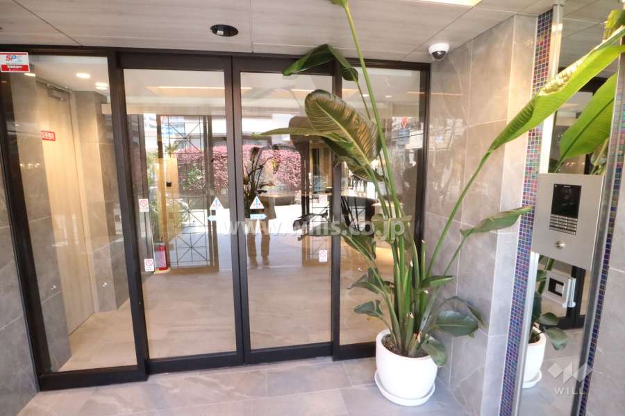 エントランスはオートロック付きです。