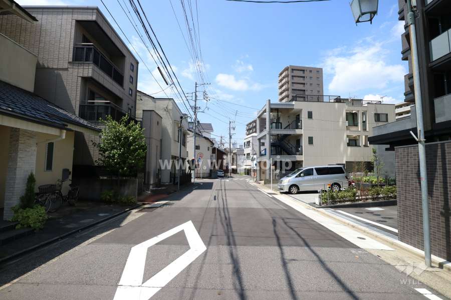 敷地南側の前面道路（東側から）