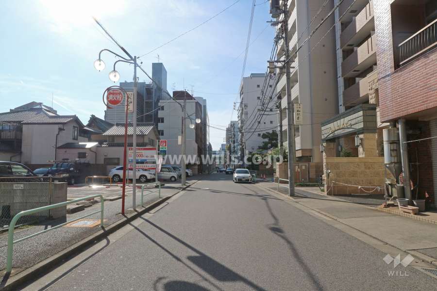 敷地南側の前面道路（東側から）