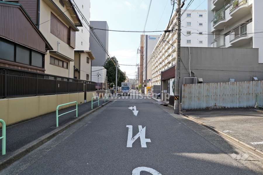 敷地南側の前面道路（東側から）