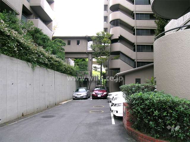 B棟の駐車場と渡り廊下