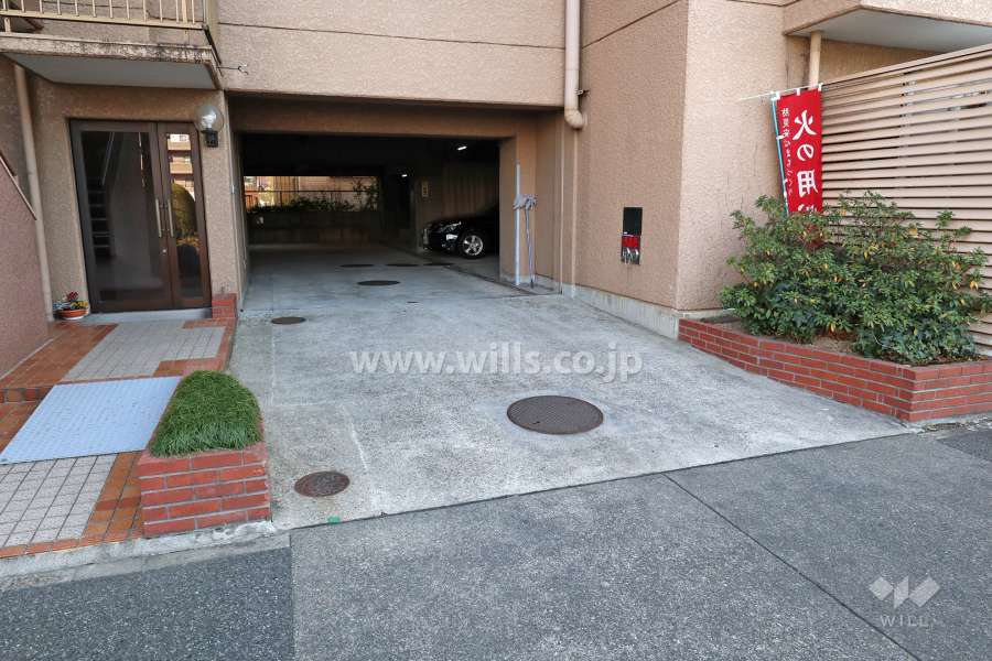 駐車場出入り口