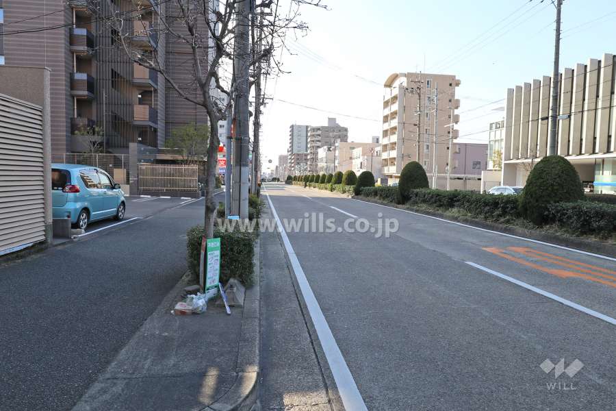 敷地北側の前面道路（東側から）