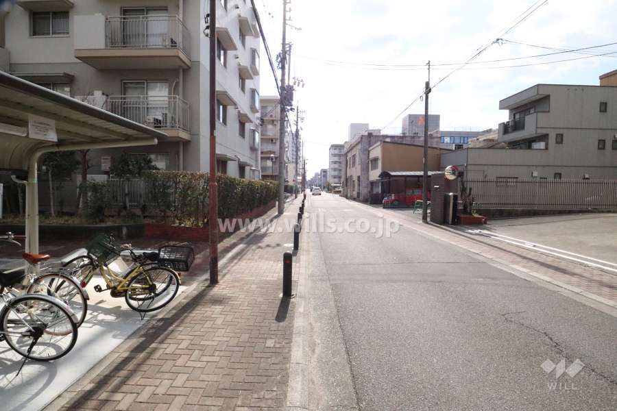 敷地西側の前面道路