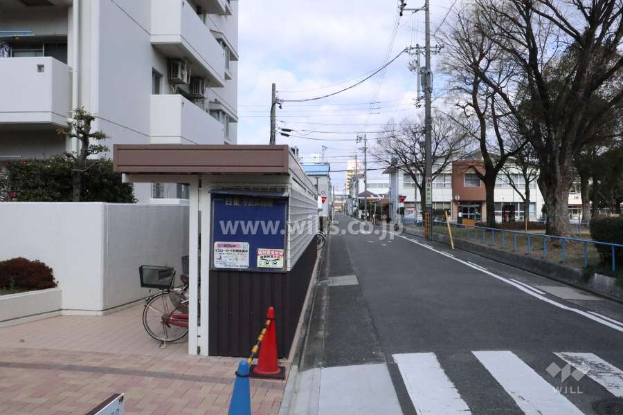 敷地西側の前面道路