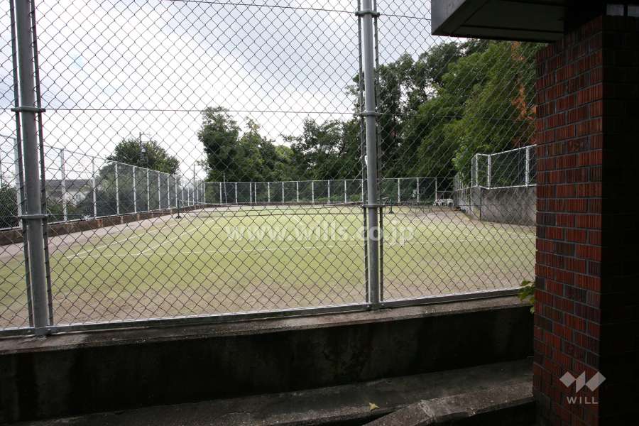 敷地内のテニスコート