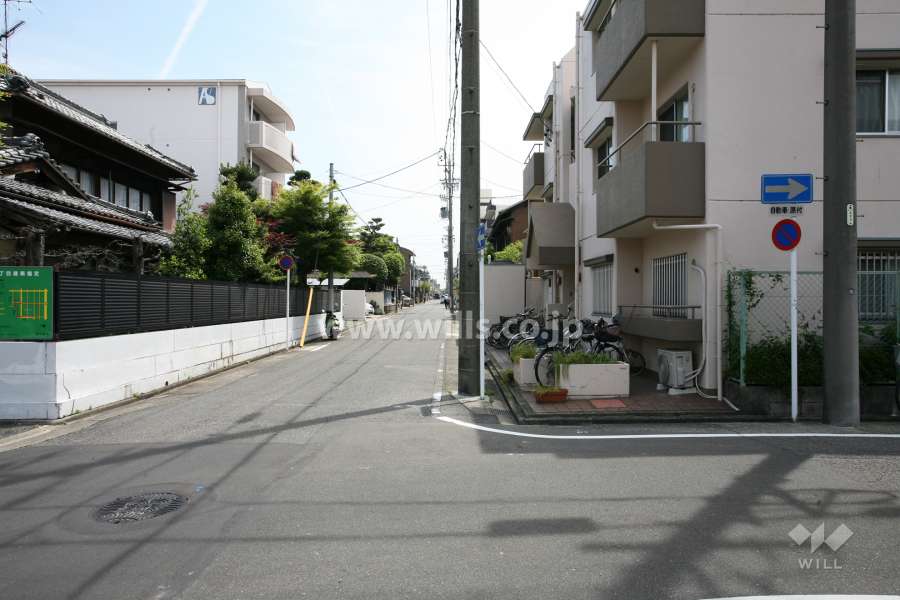 敷地北側の前面道路