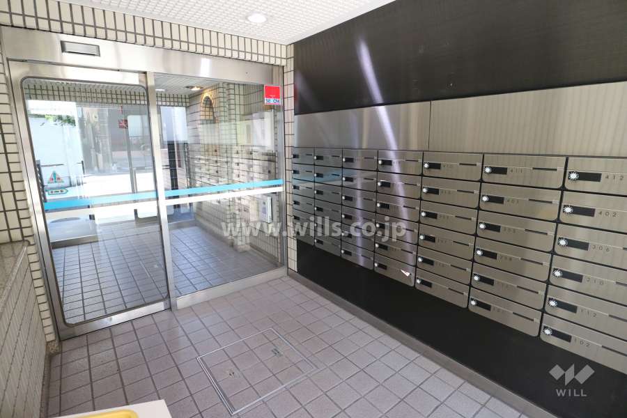 エントランスホールと共用ポスト