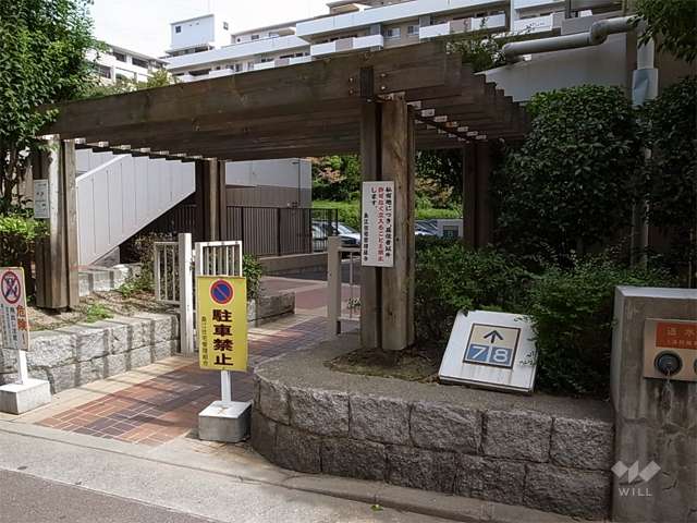敷地入り口