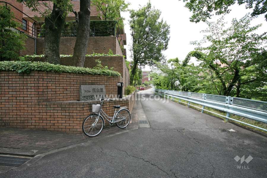 敷地西側の前面道路