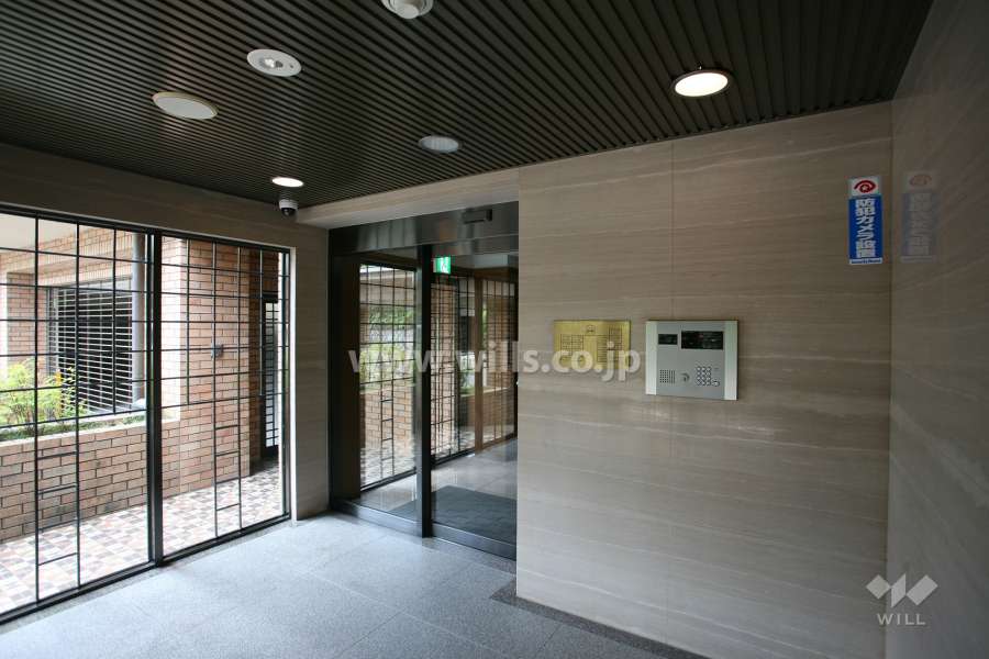 エントランスはオートロック付きです。