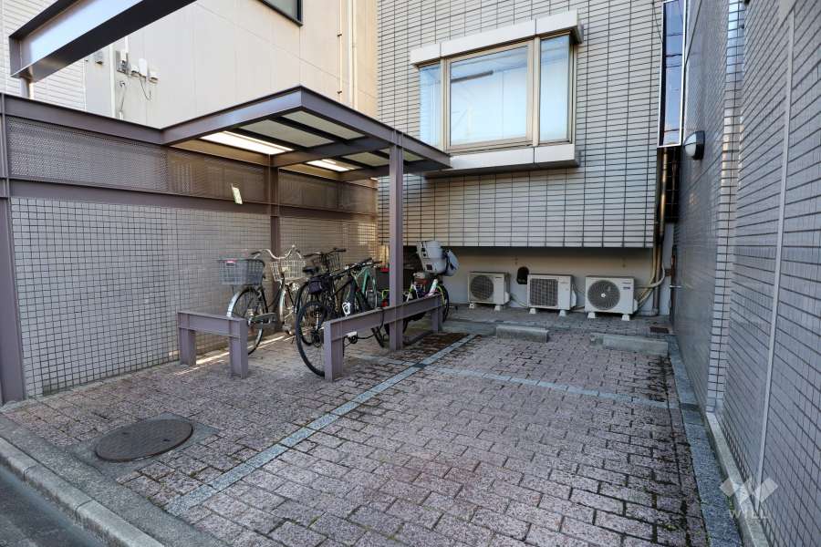 駐輪場と敷地内駐車場（屋外平面式）