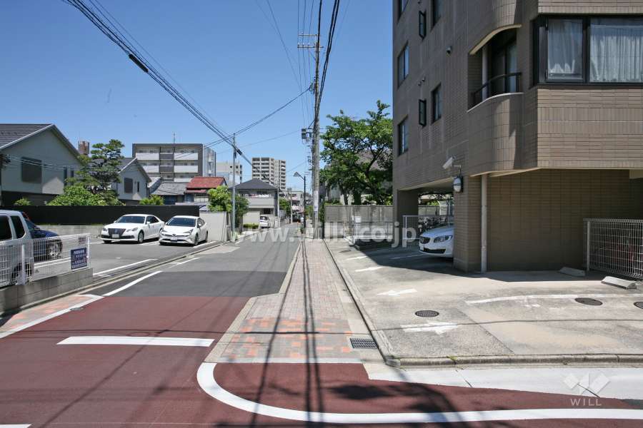 敷地西側の前面道路