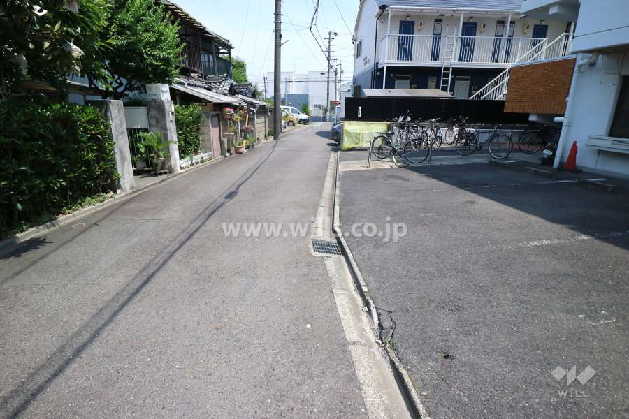 北側前面道路（西側から）