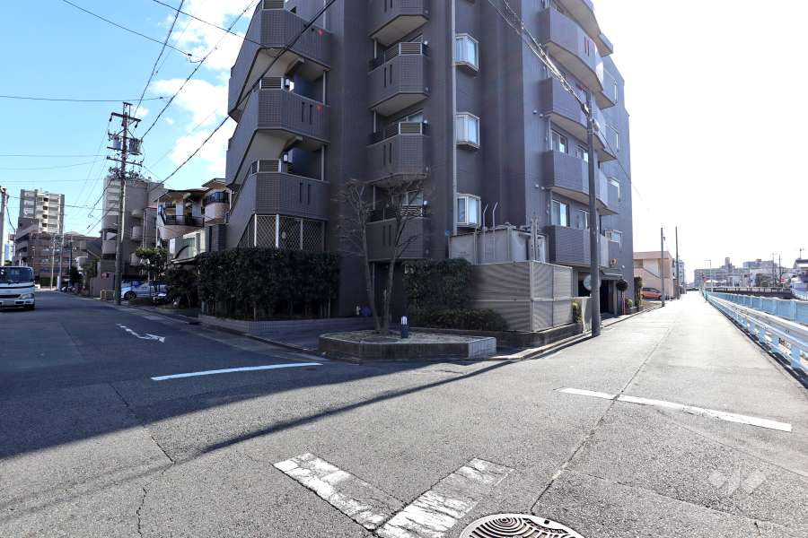 敷地西側の前面道路