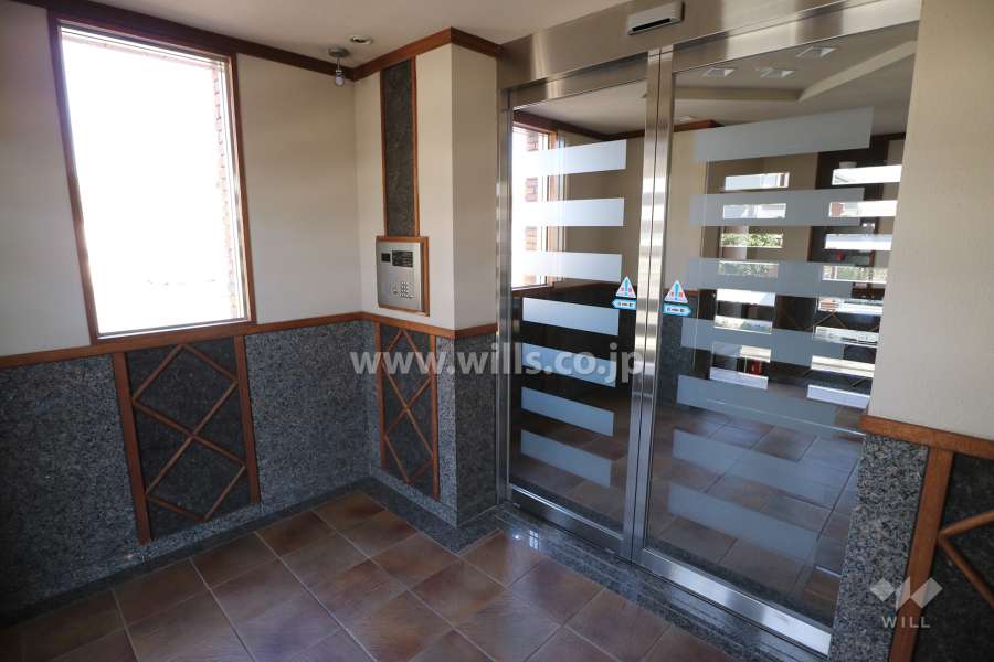 エントランスにはオートロックが付いています。