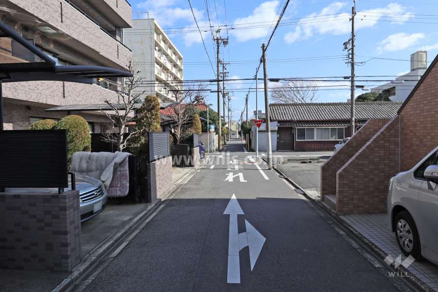 敷地南側の前面道路