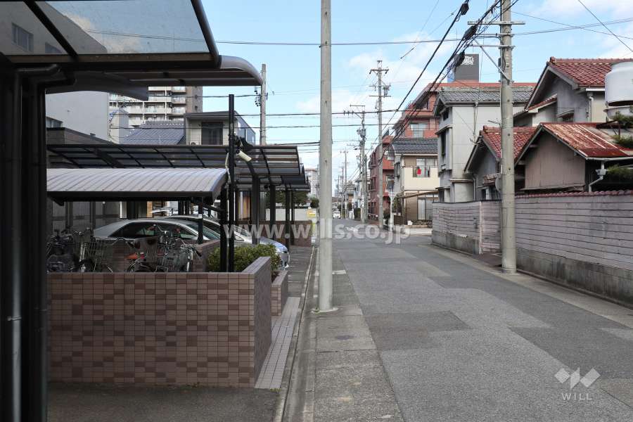 敷地南側の前面道路