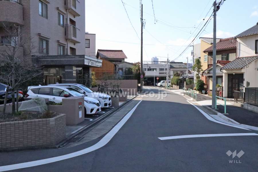 敷地西側の前面道路