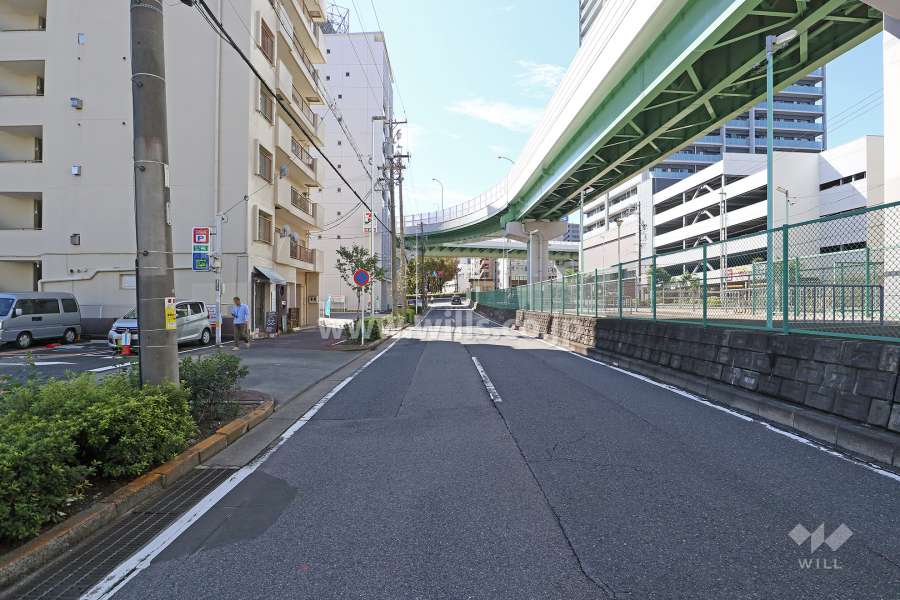 敷地北西側の前面道路（北東側から）