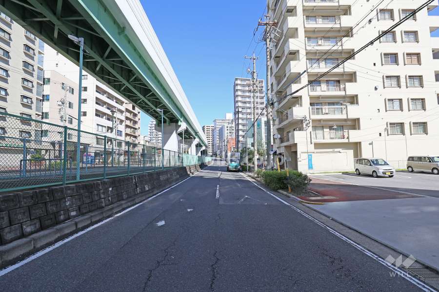敷地北西側の前面道路（南西側から）