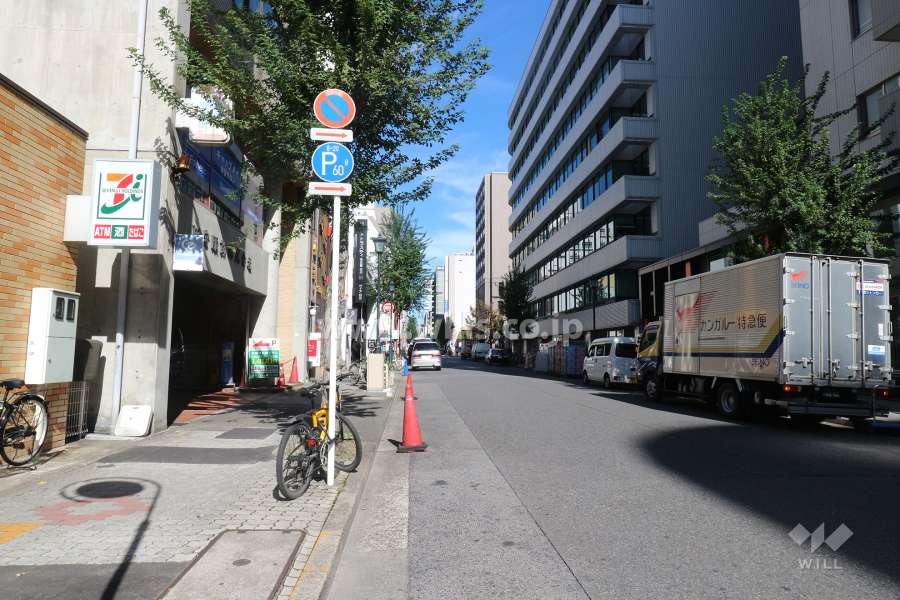 敷地東側の前面道路（南側から）