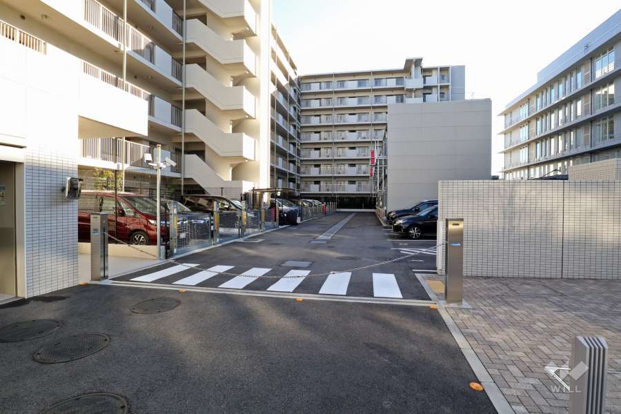 駐車場の出入り口（ロボットゲート付きです。）