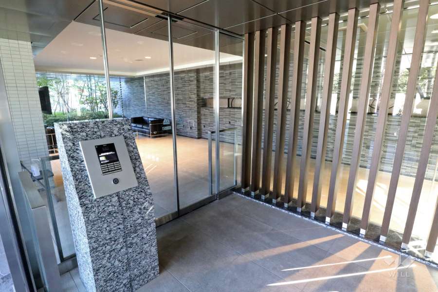 エントランスはオートロック付きです。