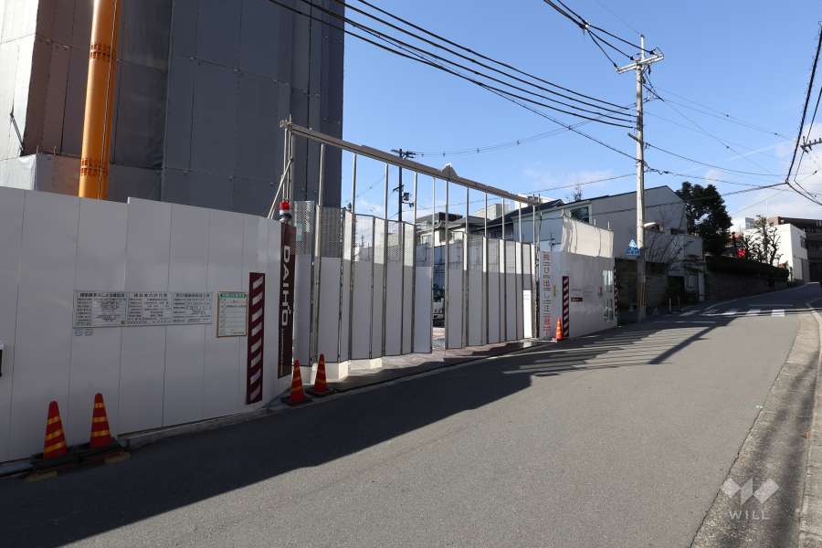 グラン レ・ジェイド高槻天神の敷地出入口　※平成30年12月現在工事中