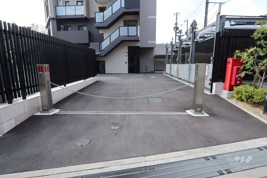 駐車場の出入口（ロボットゲート付き）