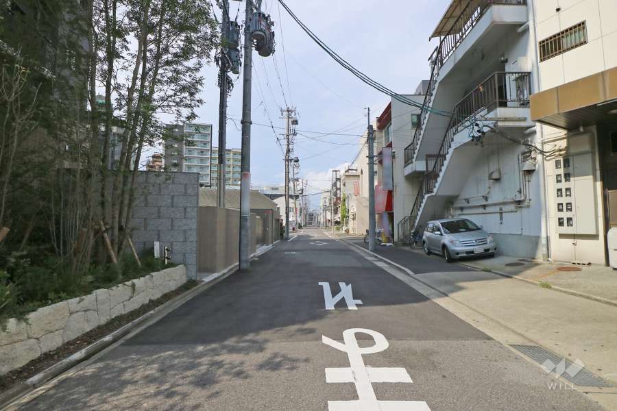 敷地西側の前面道路（北側から）