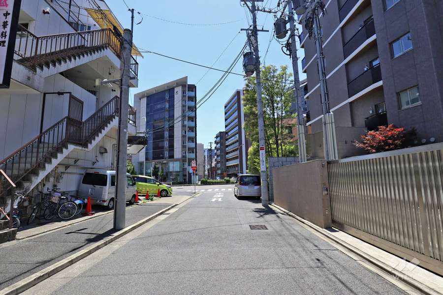 敷地東側の前面道路（北側から）