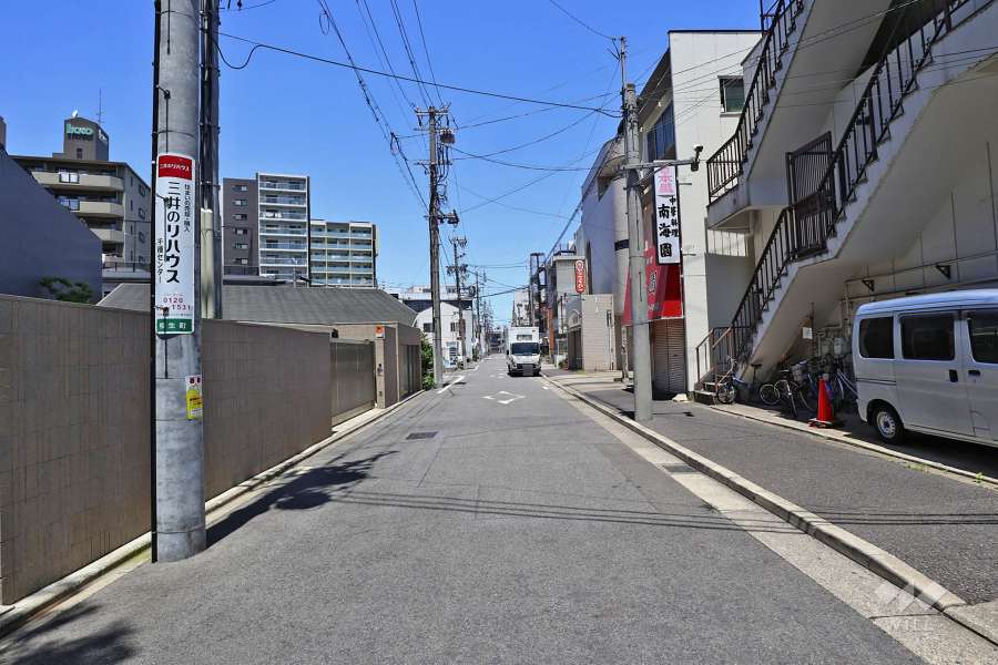 敷地東側の前面道路（南側から）