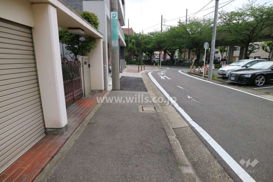 敷地南側の前面道路（西側から）