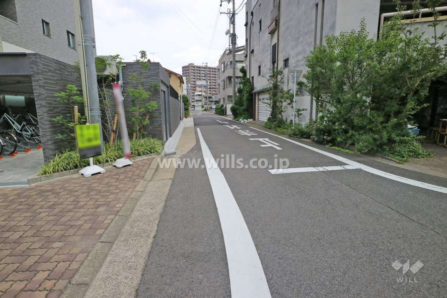 敷地東側の前面道路（南側から）
