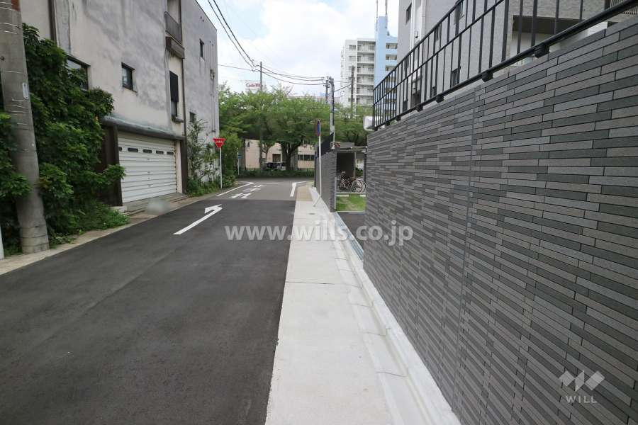敷地東側の前面道路（北側から）